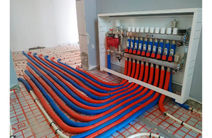 أيهما أفضل التدفئة المركزية تحت البلاط أو استخدام الرديترات؟ دليل جرين ويل الشامل