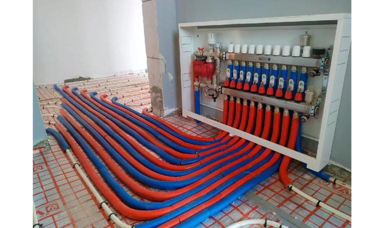 أيهما أفضل التدفئة المركزية تحت البلاط أو استخدام الرديترات؟ دليل جرين ويل الشامل